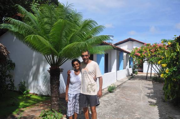 Com a Dona Mazé, dona da pousada em Paulino Neves - MA